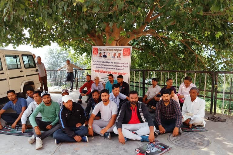 टिहरी : टीएचडीसी कार्यालय के बाहर मांगों को लेकर 40 कर्मचारियों का अनिश्चितकालीन धरना, जानिए मामला