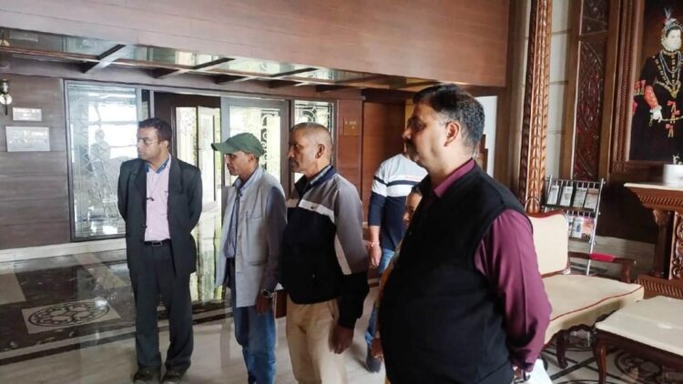 मसूरी - सड़कों और सीवरों का संयुक्त निरीक्षण नगर प्रशासन और नगर निगम प्रशासन ने किया.