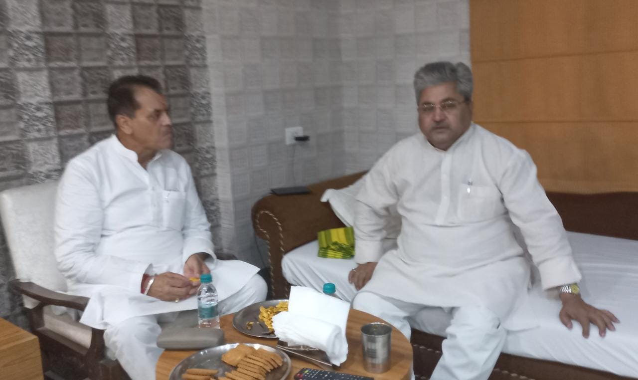 देहरादून : भाजपा प्रदेश प्रभारी दुष्यन्त गौतम से कैबिनेट मंत्री डॉ प्रेमचंद अग्रवाल ने शिष्टाचार भेंट की .
