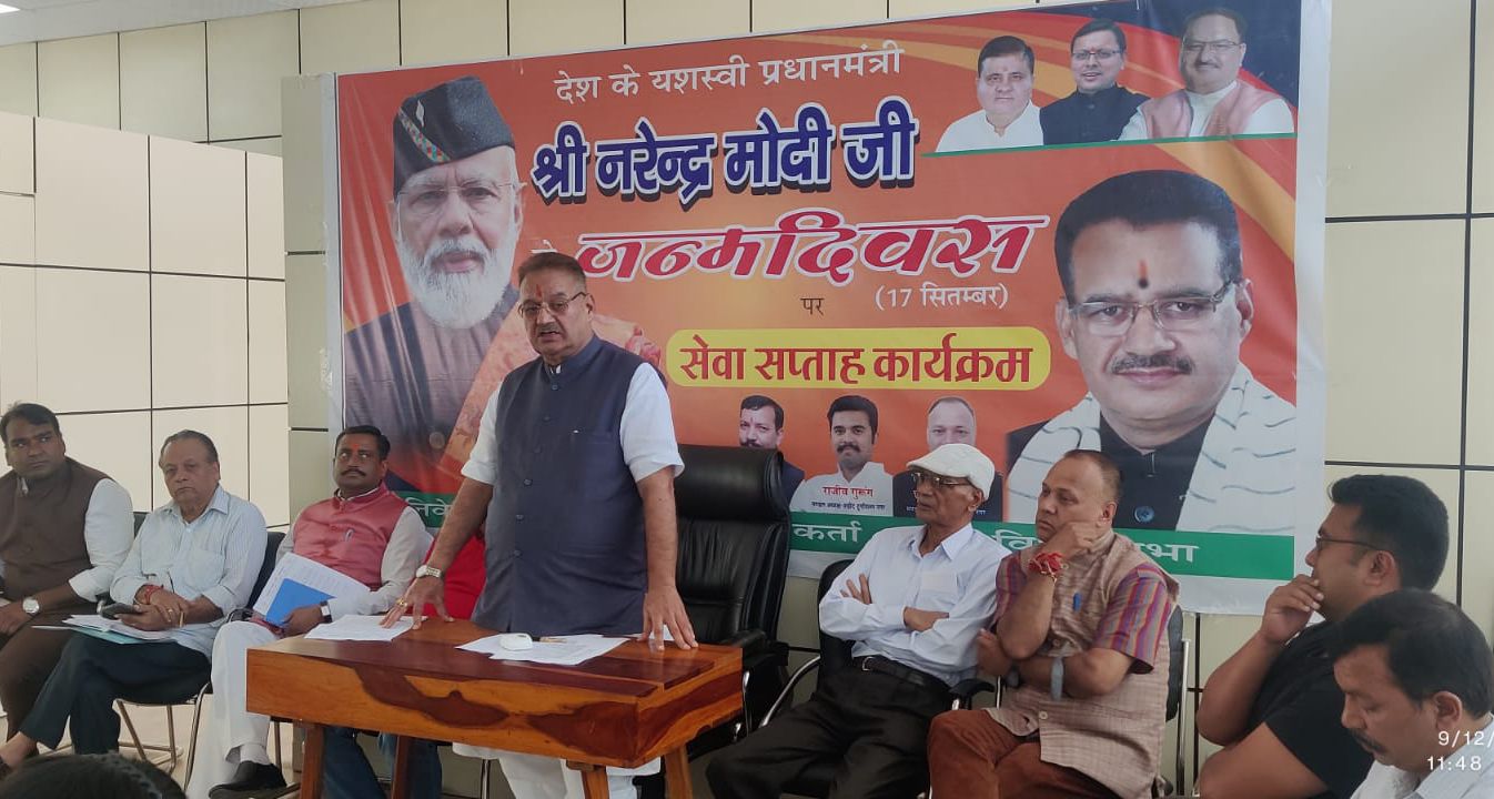देहरादून : कैंप कार्यालय में सेवा सप्ताह कार्यक्रम की रूप रेखा को लेकर बैठक करते मंत्री गणेश जोशी