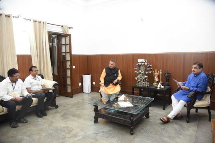 नई दिल्ली : कैबिनेट मंत्री गणेश जोशी ने केंद्रीय मंत्री नितिन गड़करी से की मुलाकात