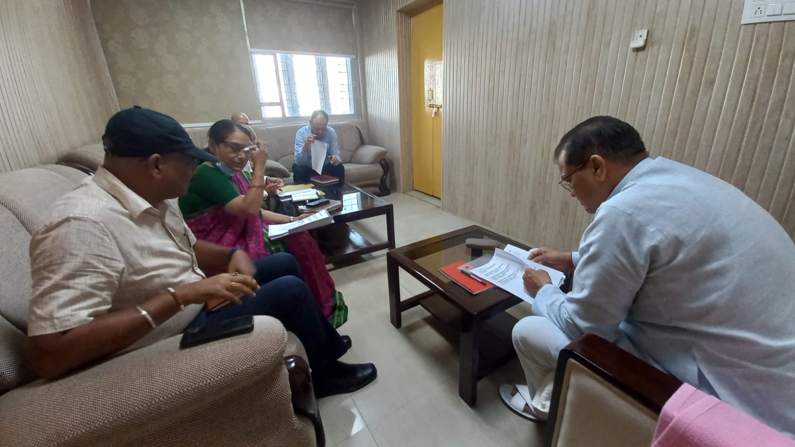 देहरादून : शहरी विकास मंत्री डॉ प्रेमचंद अग्रवाल ने अपर मुख्य सचिव आनंद वर्धन सहित स्वास्थ्य विभाग के उच्चधिकारियों के साथ डेंगू की रोकथाम के सम्बंध में समीक्षा बैठक ली