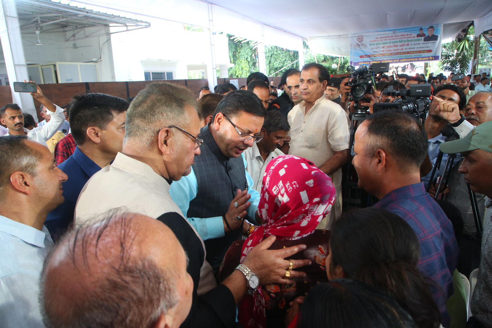 देहरादून : सरखेत गांव के महिलाओं को विस्थापन का आश्वासन देते मुख्यमंत्री पुष्कर सिंह धामी। साथ में, कृषि मंत्री गणेश जोशी।