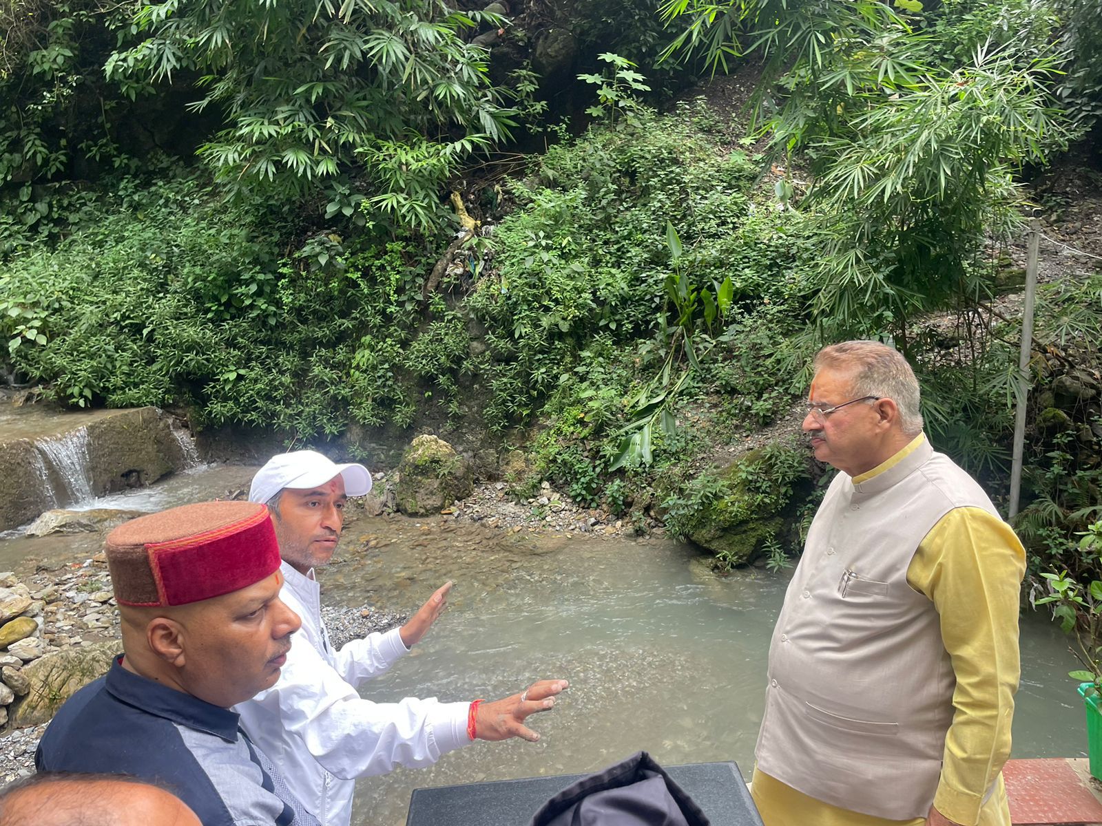 देहरादून : सेवा पखवाड़ा के तहत मंत्री गणेश जोशी ने किया “कैच द रेन” के तहत सफ़ाई एवम् वृक्षारोपण