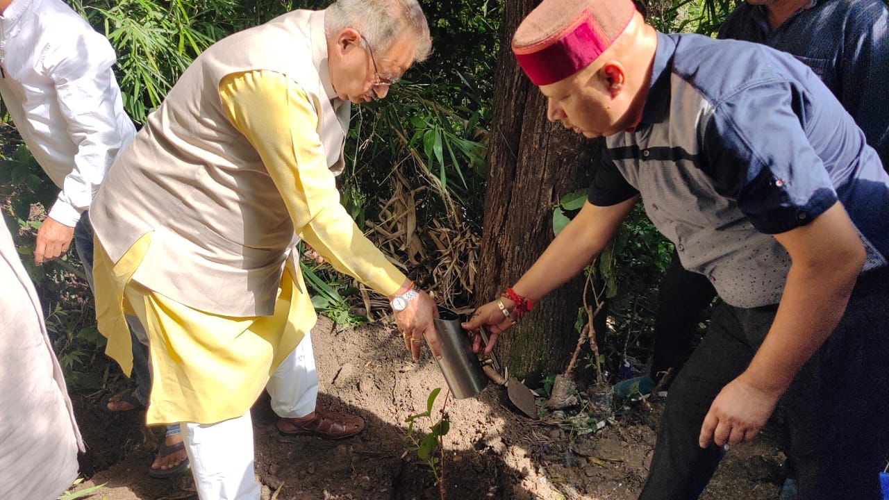 देहरादून : सेवा पखवाड़ा के तहत मंत्री गणेश जोशी ने किया “कैच द रेन” के तहत सफ़ाई एवम् वृक्षारोपण