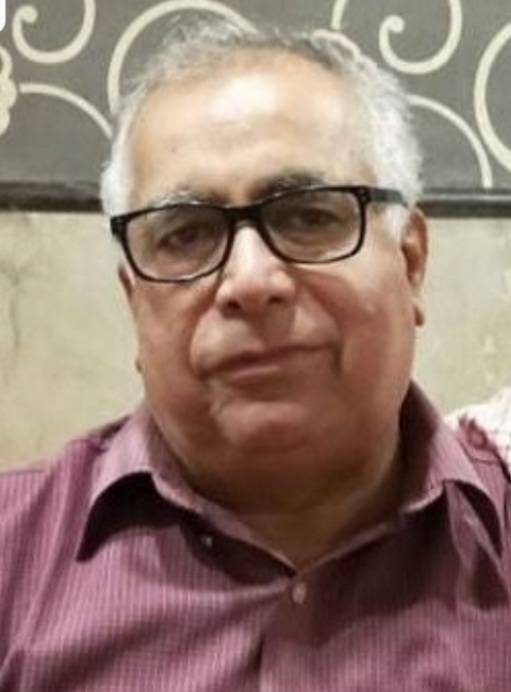 विकासनगर के नामी डॉक्टर हंस राज अरोड़ा ने पछवादून के डाकपत्थर में शक्ति नहर में कूदकर आत्महत्या कर ली , शव बरामद विकासनगर : विकासनगर के नामी डॉक्टर हंस राज अरोड़ा ने पछवादून के डाकपत्थर में शक्ति नहर में कूदकर आत्महत्या कर ली. एसडीआरएफ की टीम ने काफी तलाश के बाद शव को बरामद कर लिया है। हालांकि अभी तक यह पता नहीं चल पाया है कि किस वजह से डॉक्टर ने शक्ति नहर में छलांग लगा दी। फिलहाल पुलिस ने पूरे मामले की जांच शुरू कर दी है। दरअसल, बीती देर रात करीब साढ़े 10 बजे विकासनगर पुलिस को सूचना मिली कि डाकपत्थर क्षेत्र के शक्तिनगर में एक व्यक्ति ने छलांग लगा दी है. जिसकी चप्पल और कार पुल नंबर एक के पास खड़ी मिली है। सूचना मिलते ही पुलिस और एसडीआरएफ की टीम हेड कांस्टेबल सुरेश तोमर के नेतृत्व में टीम मौके पर पहुंची और तलाशी अभियान चलाया, लेकिन कुछ पता नहीं चला. रात होने के कारण बचाव कार्य रोकना पड़ा। वहीं, आज सुबह एसडीआरएफ की टीम ने फिर से रेस्क्यू ऑपरेशन शुरू किया. इस दौरान शक्ति नहर से हंसराज अरोड़ा का शव बरामद किया गया है. जिसे एसडीआरएफ ने सिविल पुलिस को सौंप दिया है। पुलिस ने शव को अपने कब्जे में ले लिया है। साथ ही पोस्टमार्टम शुरू कर दिया गया है। इसके अलावा पुलिस आत्महत्या के पीछे की वजह जानने की कोशिश कर रही है। हंस राज अरोड़ा थे विकासनगर के मशहूर डॉक्टर: आपको बता दें कि हंस राज अरोड़ा विकासनगर के जाने-माने डॉक्टर थे। उनका विकासनगर में एक क्लिनिक भी था। लेकिन किस वजह से उन्होंने आत्महत्या की, इसका खुलासा नहीं हो पाया है।