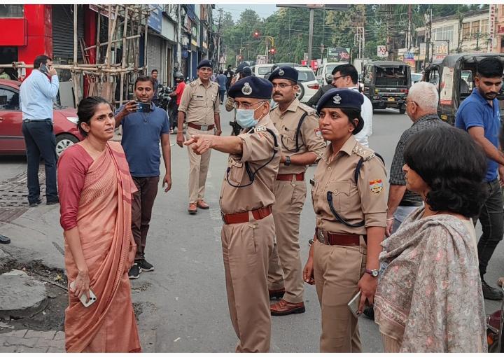 देहरादून : जिलाधिकारी देहरादून तथा वरिष्ठ पुलिस अधीक्षक देहरादून महोदय यातायात व्यवस्था का जायजा लेने पहुंचे