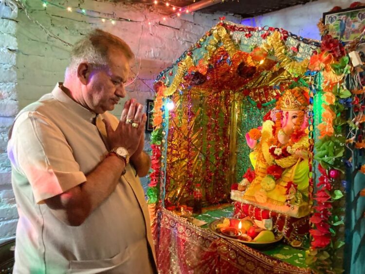 देहरादून : कैनाल रोड़ में गणेश पूजन कार्यक्रम में प्रतिभाग करते कृषि मंत्री गणेश जोशी