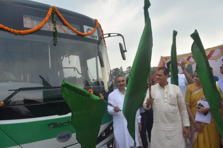 देहरादून : 5 इलेक्ट्रिक बसों को हरी झंडी दिखाकर शहरी विकास व आवास मंत्री डॉ प्रेमचंद अग्रवाल ने रवाना किया