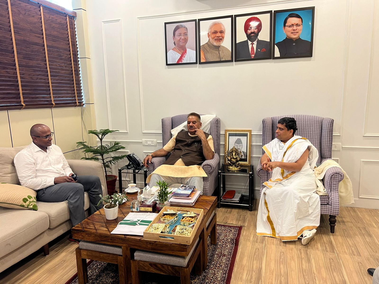 देहरादून : प्रदेश के कृषि मंत्री गणेश जोशी ने पतंजलि योगपीठ के आचार्य बाल कृष्ण और प्रदेश सरकार के कृषि विभाग के वरिष्ठ अधिकारियों के साथ बैठक की।