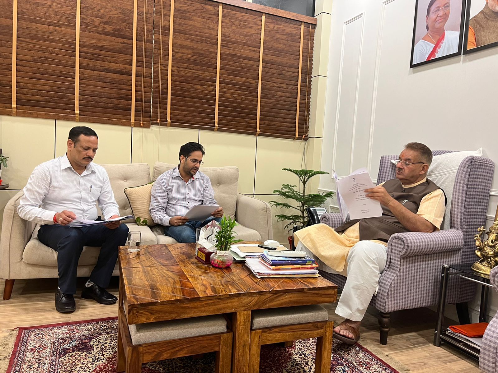 देहरादून : कैंप कार्यालय में उद्योग विभाग के उच्च आधिकारियों के साथ बैठक करते मंत्री जोशी