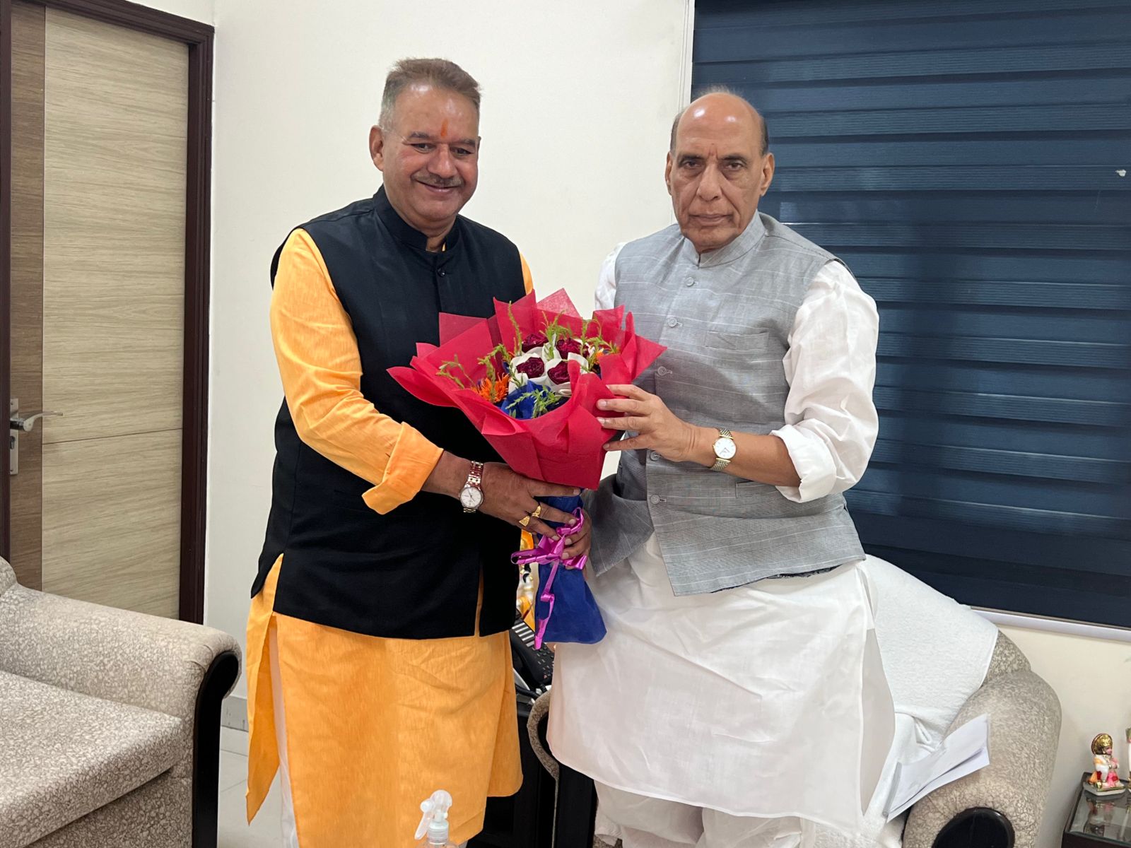 नई दिल्ली : प्रदेश के सैनिक कल्याण मंत्री गणेश जोशी ने रक्षा मंत्री राजनाथ सिंह से की मुलाकात