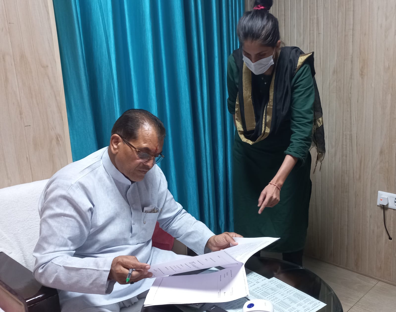 देहरादून : शहरी विकास व आवास मंत्री डॉ प्रेमचंद अग्रवाल ने सीईओ स्मार्ट सिटी सोनिका के साथ बैठक की।