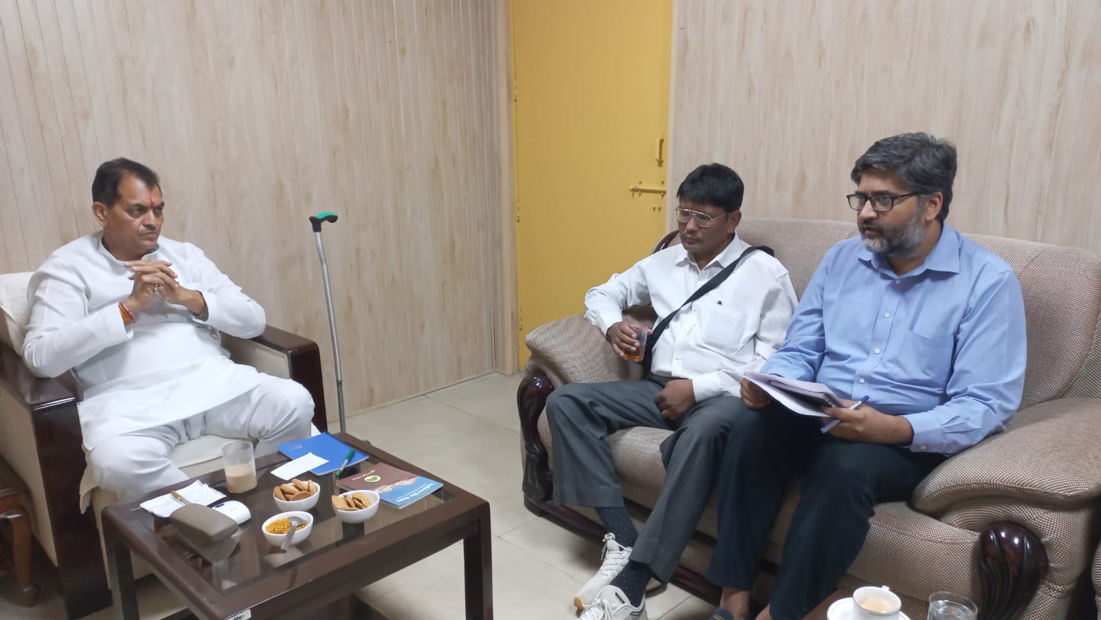 देहरादून : प्रदेश के वित्त मंत्री डा. प्रेम चन्द अग्रवाल ने विधान सभा स्थित सभाकक्ष में विभागीय अधिकारियों के साथ राज्य कर की समीक्षा बैठक की।