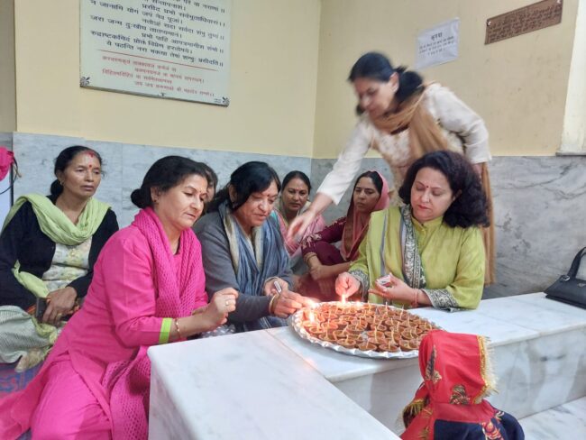 मसूरी मण्डल महिला मोर्चा अध्यक्ष पुष्पा पडियार के नेतृत्व में राधाकृष्ण मंदिर में भगवान भोलेनाथ से मुख्यमंत्री को आरोग्य और दीर्घायु की कामना की