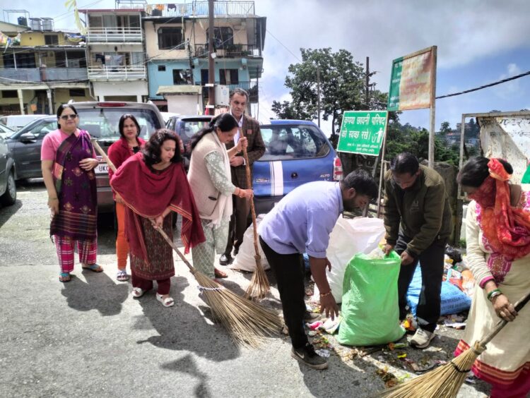 मसूरी : सेवा पखवाड़ा कार्यक्रम के अंतर्गत भाजपा महिला मोर्चा मसूरी मंडल ने स्वछ्ता अभियान चलाया