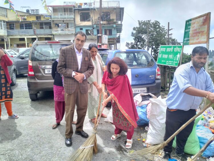 मसूरी : सेवा पखवाड़ा कार्यक्रम के अंतर्गत भाजपा महिला मोर्चा मसूरी मंडल ने स्वछ्ता अभियान चलाया