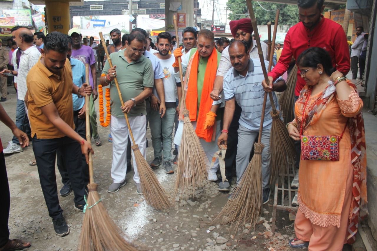 काशीपुर : सेवा सप्ताह के तहत मंत्री जोशी ने काशीपुर पहुंचकर झाड़ू लगाकर दिया स्वच्छता का संदेश