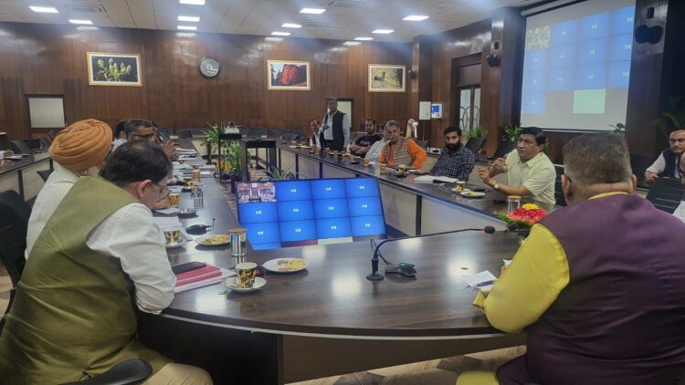 देहरादून : सचिवालय में अधिकारियों के साथ बैठक करते मंत्री जोशी