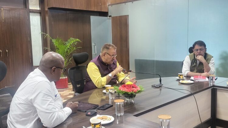 देहरादून : सचिवालय में अधिकारियों के साथ बैठक करते मंत्री जोशी
