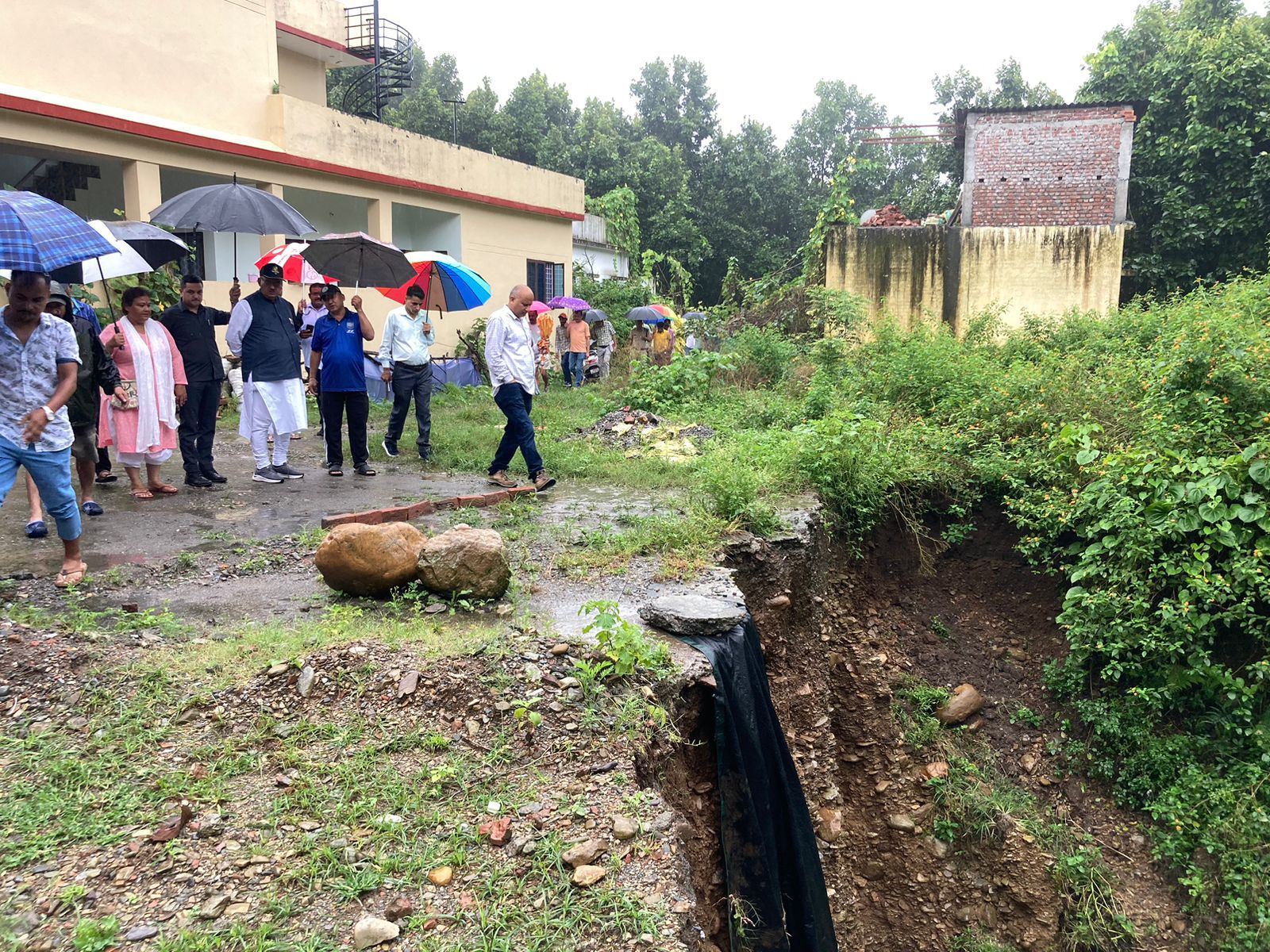 देहरादून : बिलासपुर कांडली सैनिक कॉलोनी में देर रात हुई बारिश से क्षति का स्थलीय निरीक्षण करते मंत्री जोशी