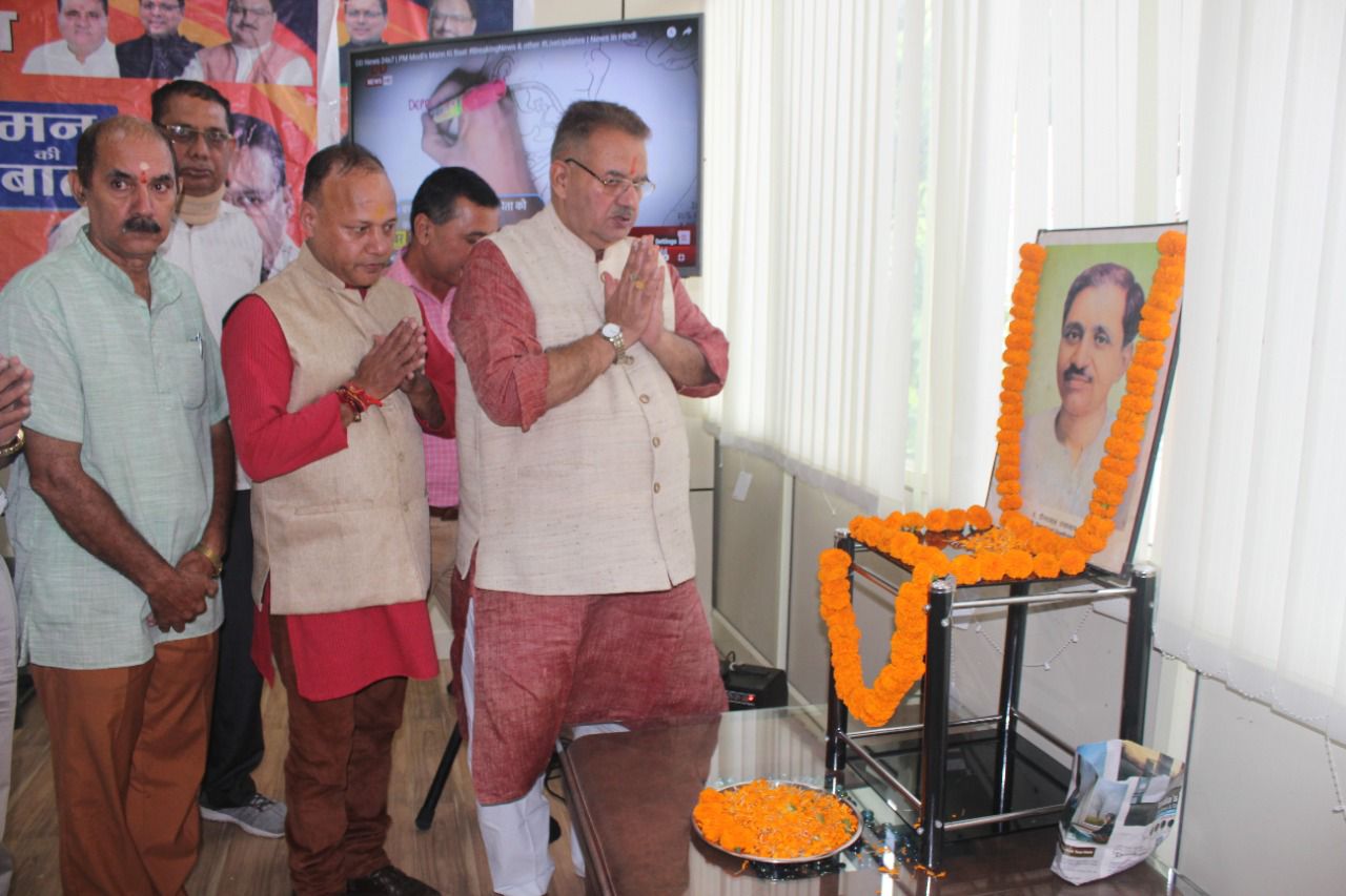 देहरादून : मंत्री गणेश जोशी ने पं.दीनदयाल की जयंती पर उन्हें स्मरण कर श्रद्धासुमन की अर्पित