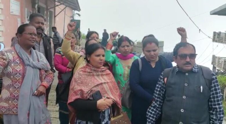 मसूरी में स्थानीय लोगों ने पेयजल की स्थिति को लेकर जल संस्थान कार्यालय के बाहर प्रदर्शन किया और अधिकारियों ने उन्हें आश्वासन दिया.