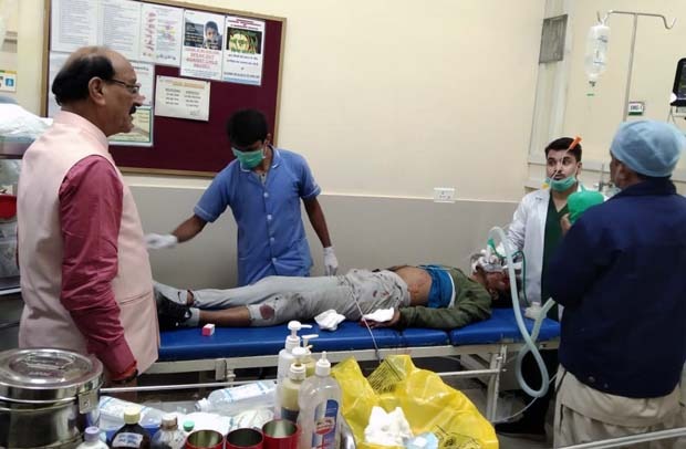देहरादून : कैबिनेट मंत्री 'सुबोध उनियाल' ने दुर्घटना में घायल एक व्यक्ति को अपने वाहन से अस्पताल पहुंचाकर आम आदमी के प्रति संवेदनशीलता दिखाई।