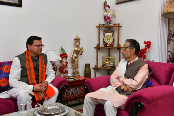 देहरादून : मुख्यमंत्री ने महाराष्ट्र के राज्यपाल और पूर्व सीएम खंडूडी से मुलाकात कर दी शुभकामनाएं