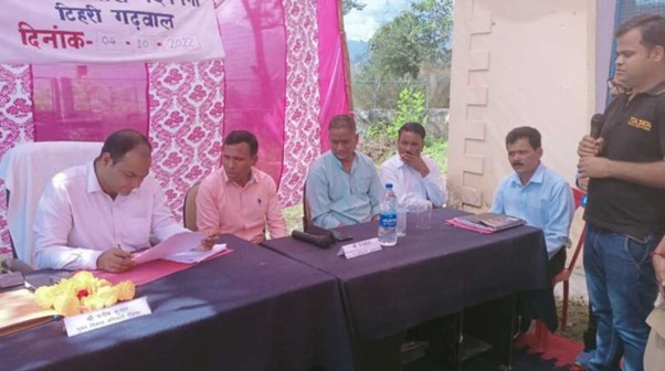 टिहरी : सीडीओ मनीष कुमार ने लोगो की समस्याओं को सुनकर 28 शिकायतों का मौके पर निराकरण किया