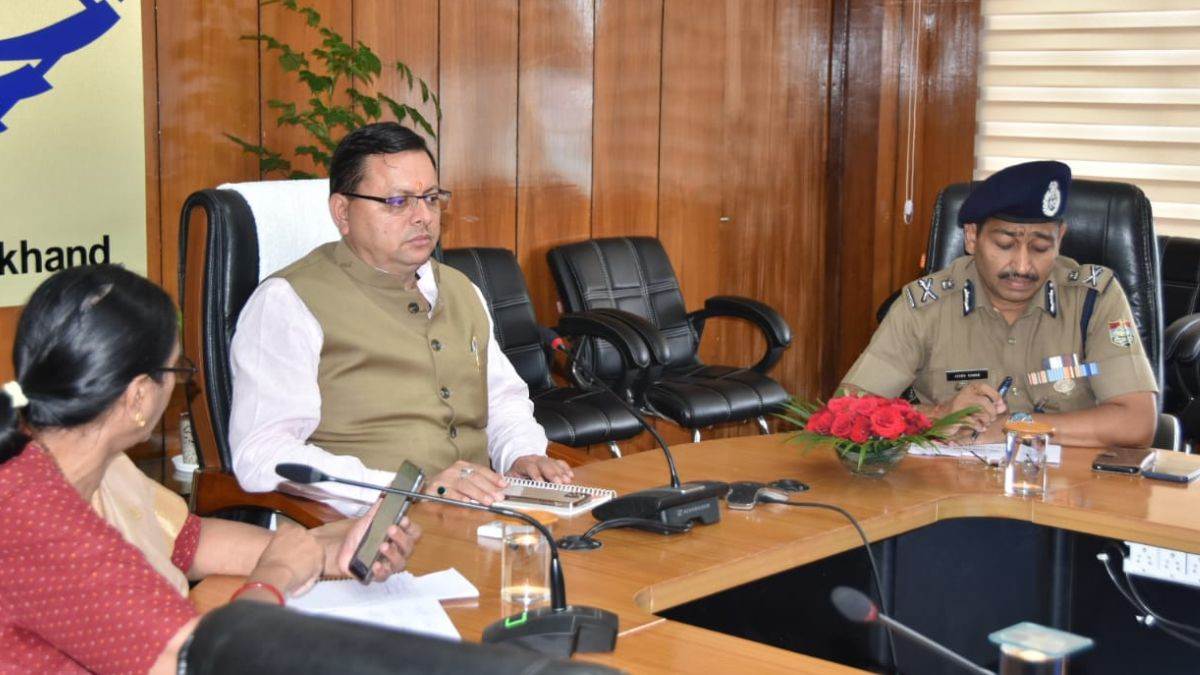 देहरादून : सीएम धामी ने महिला सुरक्षा और महिला सशक्तिकरण को लेकर अधिकारियों की बैठक ली