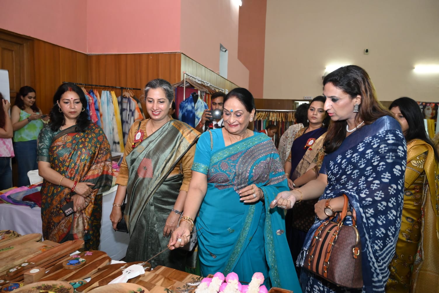 देहरादून : सिविल सर्विस ऑफिसर्स वाइव्स एसोसिएशन ने दिवाली फेस्ट-2022 का उद्घाटन किया