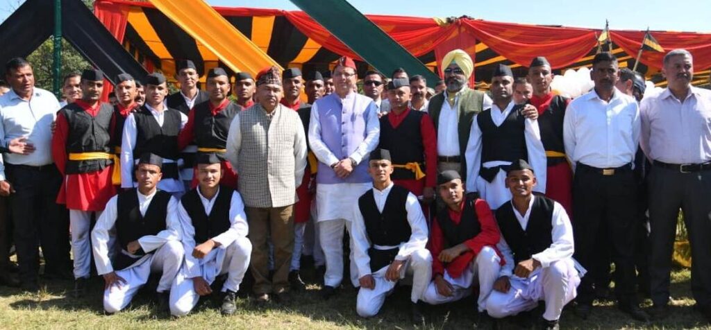 देहरादून : सीएम धामी ने जवानों व उनके परिवारों के साथ मनाया दिवाली पर्व, सभी से मिल कर उनका हालचाल पूछा