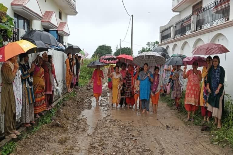 काशीपुर में पेयजल लाइन के लिए खोदी सड़क ,सड़क निर्माण को लेकर महिलाओं ने प्रशासन के खिलाफ प्रदर्शन किया
