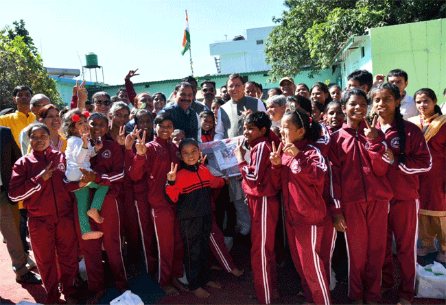 देहरादून : मुख्यमंत्री पुष्कर सिंह धामी ने 'अपना घर' बाल महिला उत्थान समिति के कार्यक्रम में अनाथ और बेसहारा बच्चों के साथ दिवाली मिलन कार्यक्रम में भाग लिया