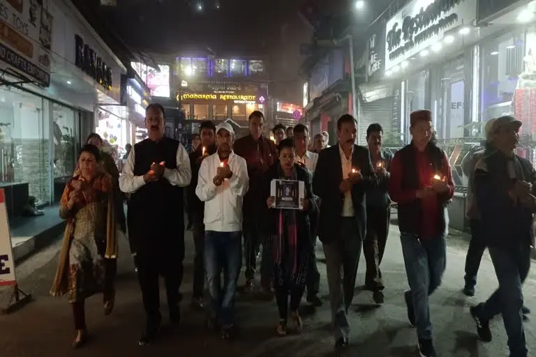 मसूरी : भाजपा मंडल अध्यक्ष मोहन पेटवाल ने मसूरी में कैंडल मार्च निकालकर अंकिता भंडारी को श्रद्धांजलि दी