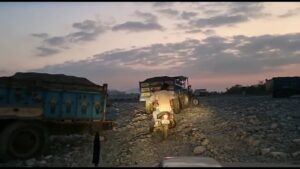 विकासनगर :सरकार के दोगलेपन के चलते उत्तराखंड में खुलेआम अवैध खनन का धंधा चल रहा है.