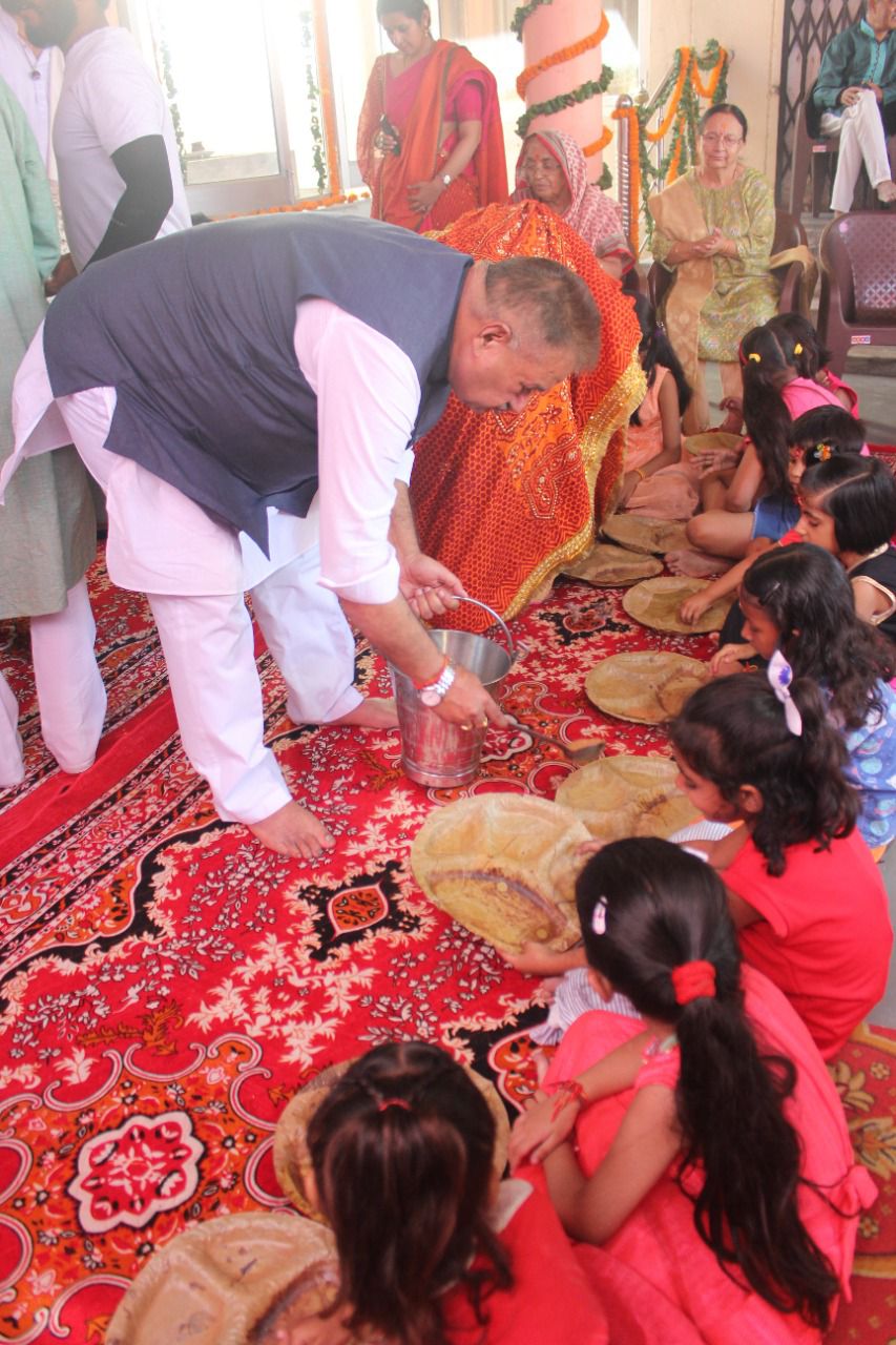 देहरादून : मंत्री गणेश जोशी ने कन्या पूजन कर मां दुर्गा का लिया आशीर्वाद