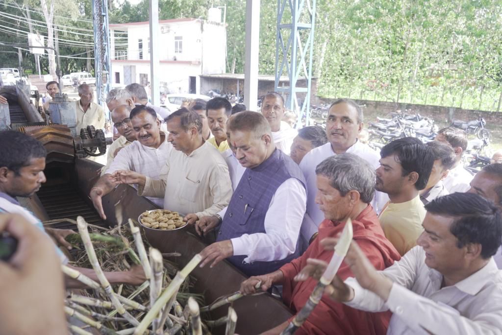 हरिद्वार : कृषि मंत्री गणेश जोशी ने गन्ना किसानों को दी बड़ी सौगात ,कृषि मंत्री जोशी ने झबरेडा के शेरपुर गांव पहुंचकर किया ऑर्गेनिक गन्ना क्रेशर का शुभारंभ
