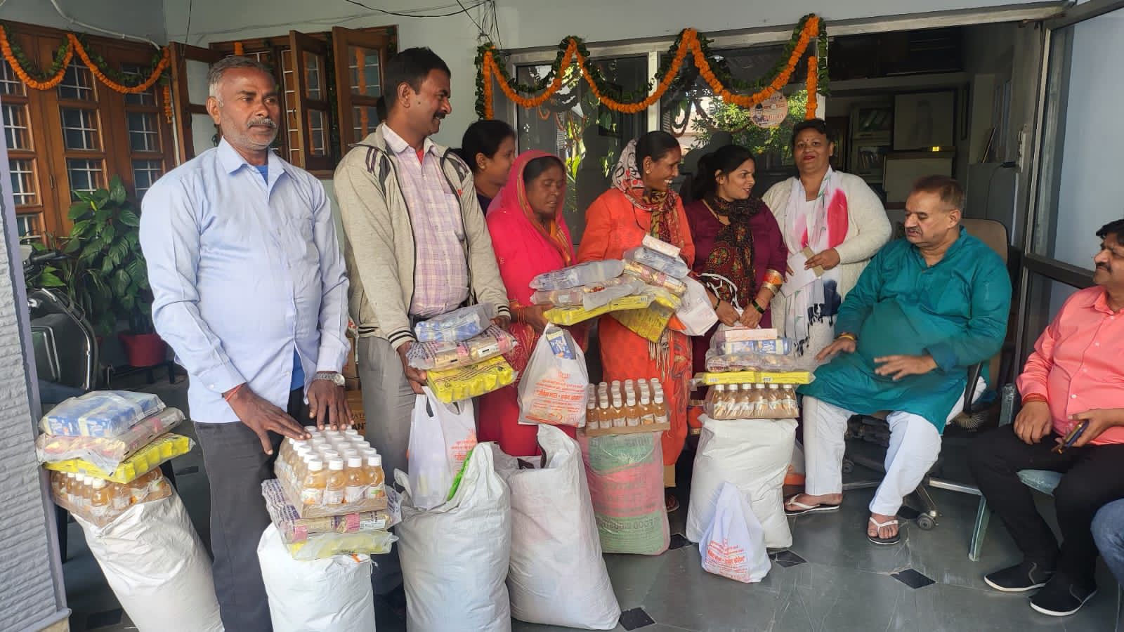 देहरादून : दीपावली के अवसर पर आपदा प्रभावितों को राशन एवं मिठाई भेंट करते काबीना मंत्री गणेश जोशी।