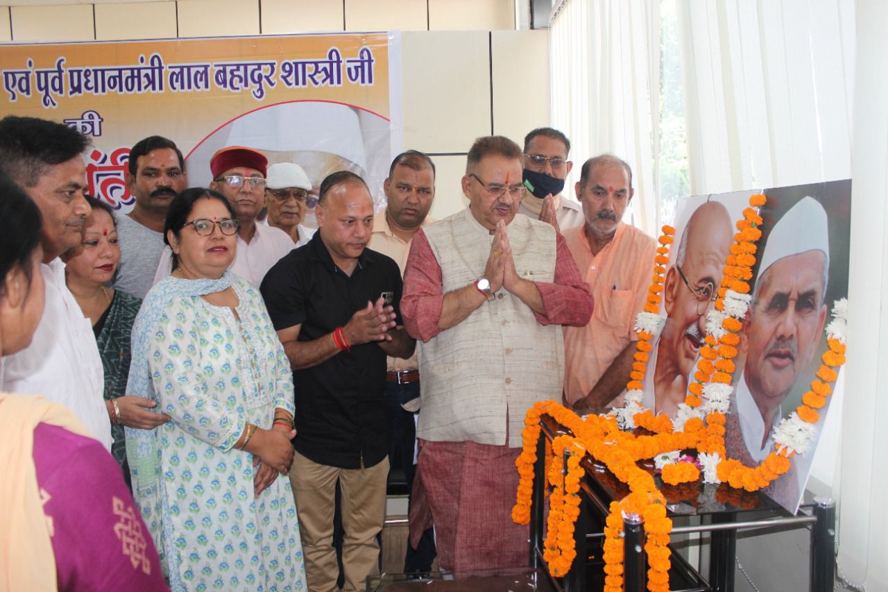देहरादून : गांधी एवं शास्त्री जयंती पर उन्हें पुष्पांजलि अर्पित करते कैबिनेट मंत्री गणेश जोशी।