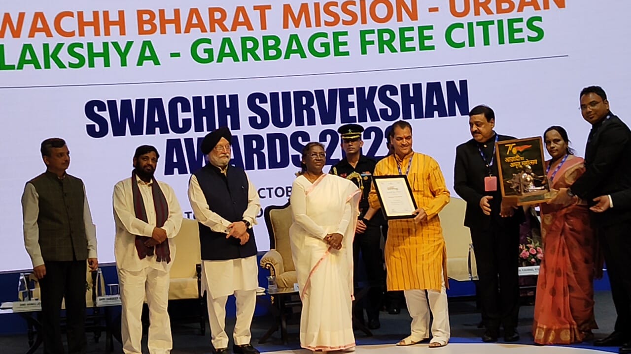 देहरादून : शहरी विकास मंत्री डॉ प्रेमचंद अग्रवाल को राष्ट्रपति महामहिम श्रीमती द्रौपदी मुर्मू ने प्रशस्ति पत्र देकर पुरस्कृत किया।