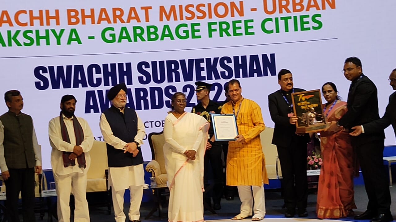 देहरादून : शहरी विकास मंत्री डॉ प्रेमचंद अग्रवाल को राष्ट्रपति महामहिम श्रीमती द्रौपदी मुर्मू ने प्रशस्ति पत्र देकर पुरस्कृत किया।