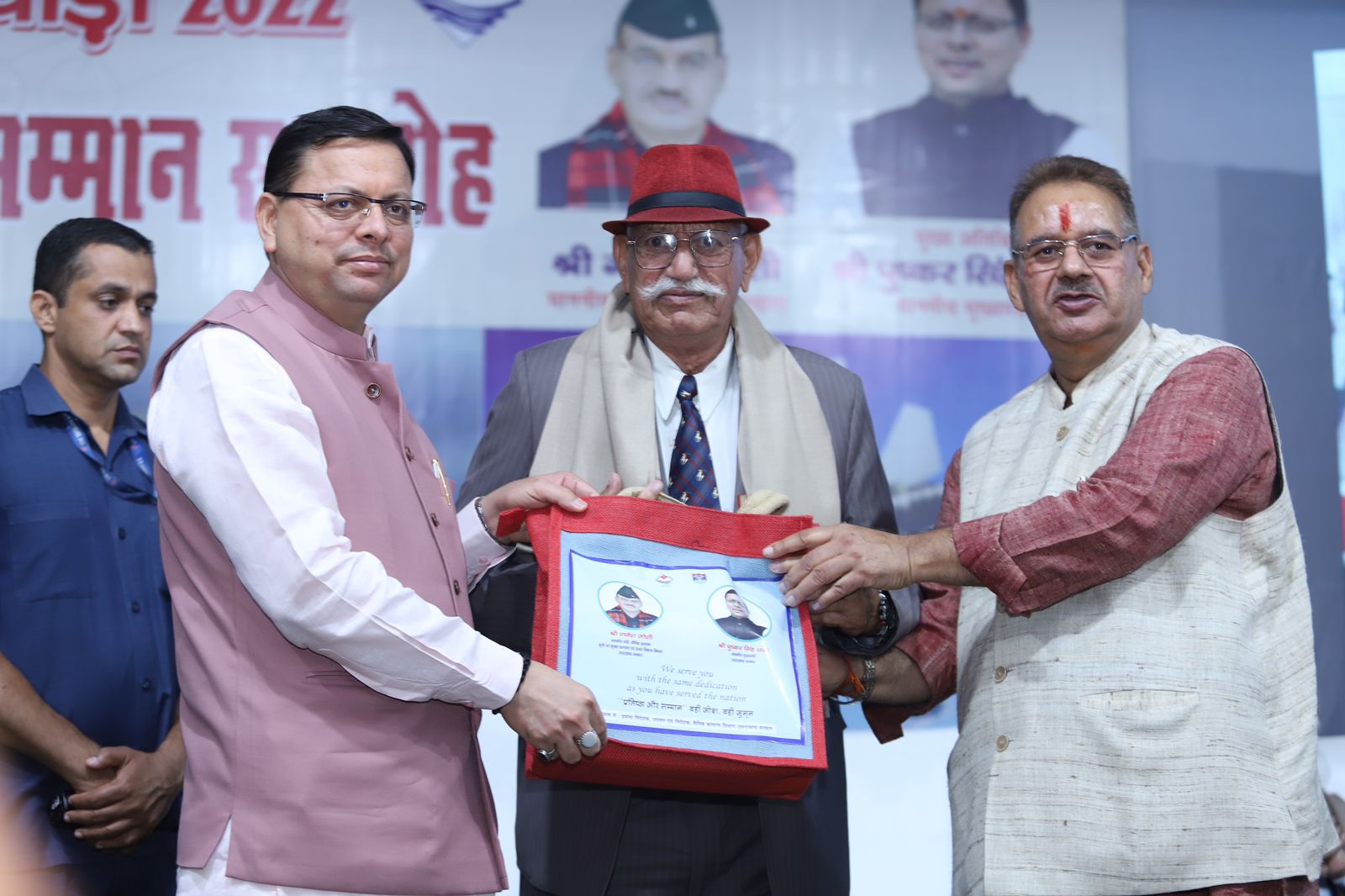 देहरादून : वेटरन सोल्जर्स सम्मान समारोह में पूर्व सैनिकों को सम्मानित करते मुख्यमंत्री पुष्कर सिंह धामी और सैनिक कल्याण मंत्री गणेश जोशी