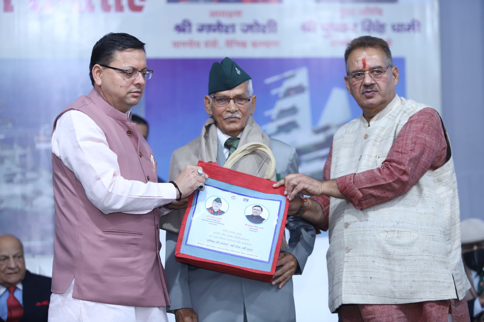 देहरादून : वेटरन सोल्जर्स सम्मान समारोह में पूर्व सैनिकों को सम्मानित करते मुख्यमंत्री पुष्कर सिंह धामी और सैनिक कल्याण मंत्री गणेश जोशी