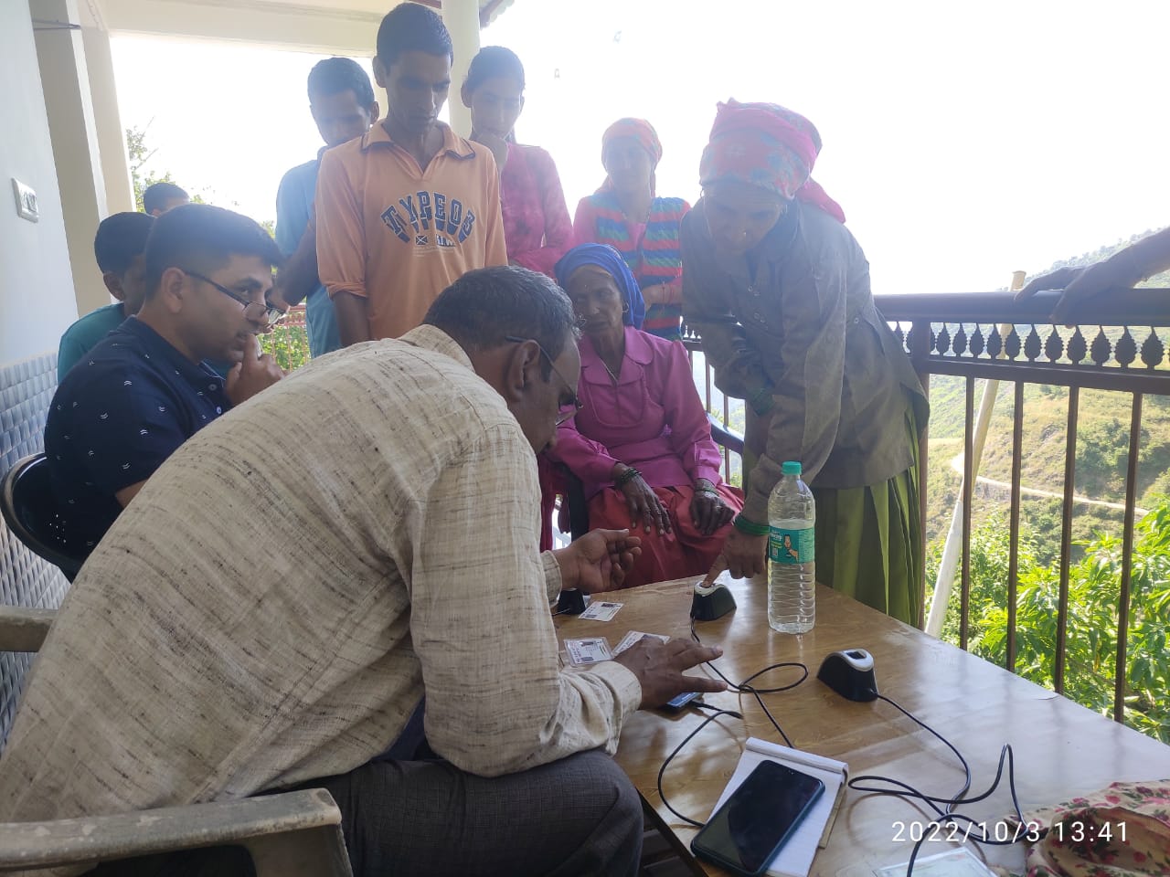 टिहरी : जौनपुर विकासखंड के अंर्तगत ग्राम बेल में डाक विभाग द्वारा आधार कैंप लगाया गया