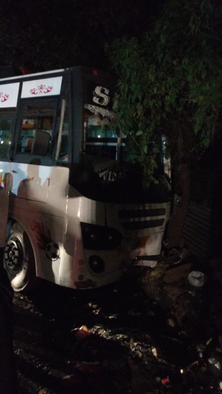 मसूरी में तेज रफ्तार बस अनियंत्रित होकर पहाड़ से टकराकर पलटी , बार बार बचे यात्री