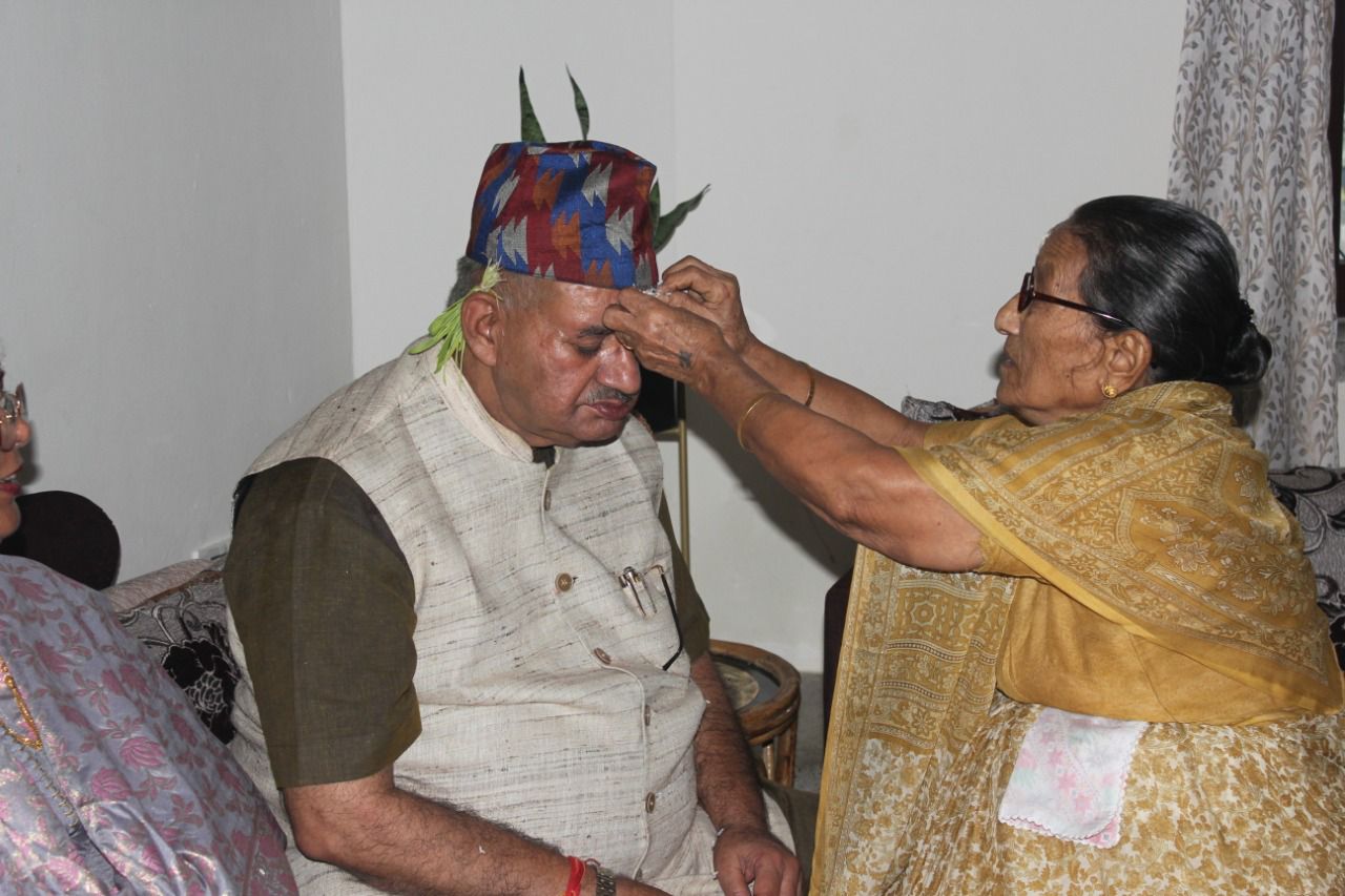देहरादून : मंत्री गणेश जोशी ने गोरखाली समाज के साथ मनाया दशहरा का पर्व, उनके घर पहुंचकर लगवाया तिलक और त्यौहार की शुभकामनाएं दी