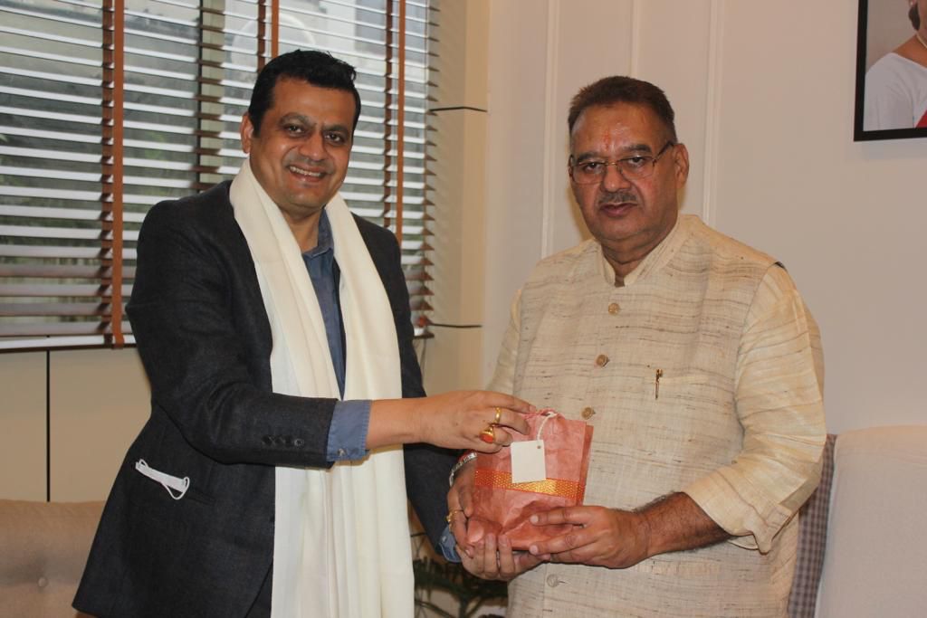 देहरादून : कैंप कार्यालय में मंत्री गणेश जोशी से नेपाल इन्वेस्टमेंट बोर्ड के सीईओ सुशील भट्टा ने की शिष्टाचार भेंट
