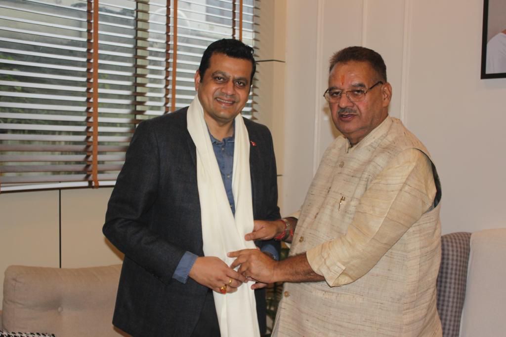 देहरादून : कैंप कार्यालय में मंत्री गणेश जोशी से नेपाल इन्वेस्टमेंट बोर्ड के सीईओ सुशील भट्टा ने की शिष्टाचार भेंट